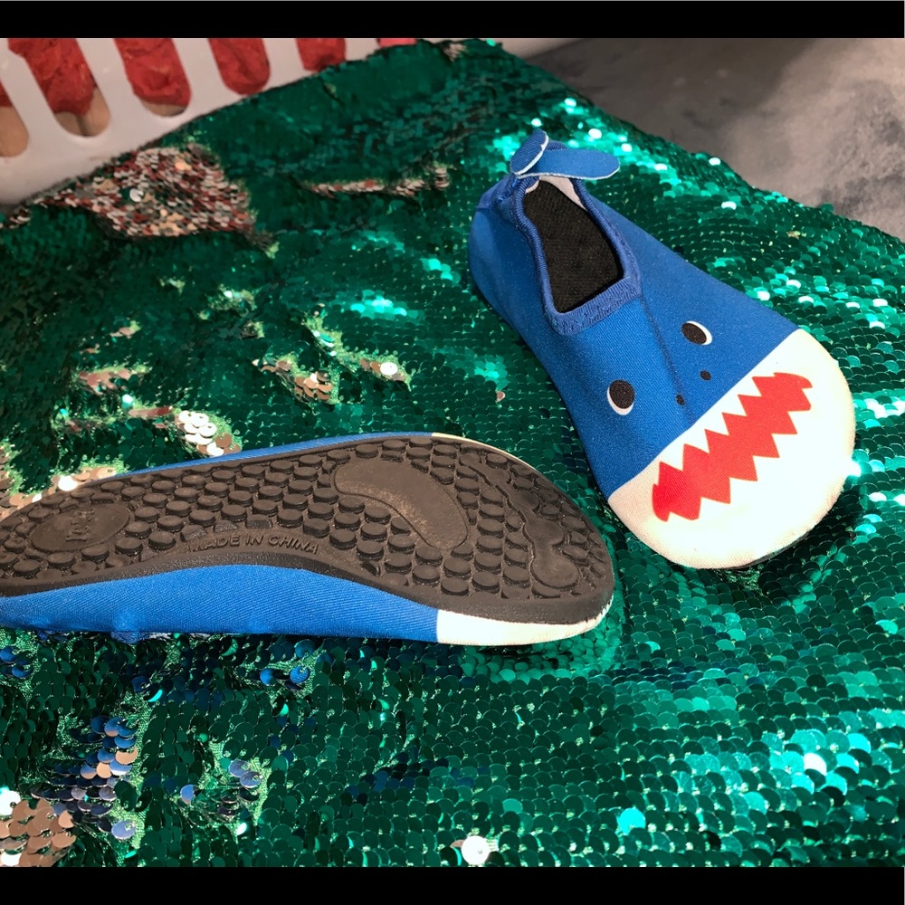 Toddler swim shoes w rubber sole